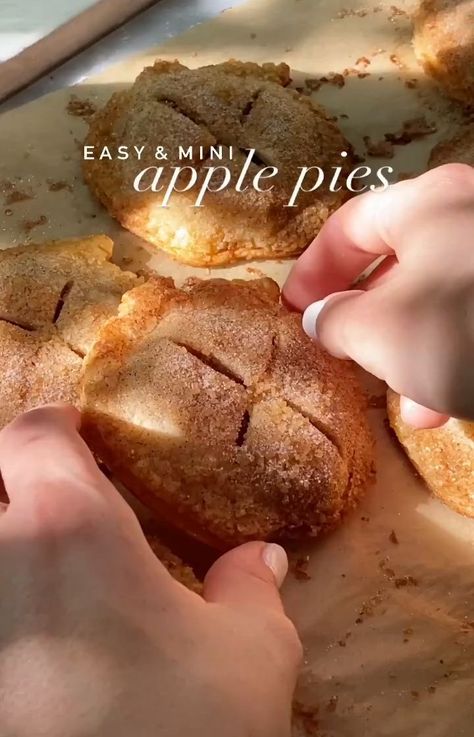 foodygirl🍔🍔🍔 on Instagram: “Eat or pass!.🤤🤤.. Tag a food lover 😇.. 👉follow @foodie_habiba for more👈👈👈#followme #foodblog #foodblogger #foodie #food #foodporn…” Mini Apple Hand Pies, Cute Dessert Ideas, Fall Meal Prep, Brown Aesthetic Pictures, Spicy Treats, Resep Starbuck, Fall Kids Crafts, Butternut Bakery, Heart Baking