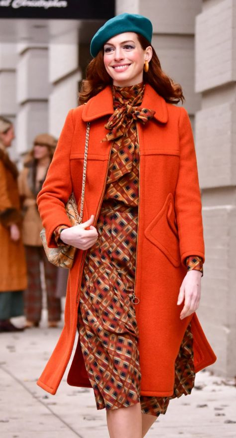 Preppy Mode, Mode Mantel, Woman Outfit, Modern Love, Photography Portrait, 1960s Fashion, Anne Hathaway, Fashion Mistakes, Mode Inspo