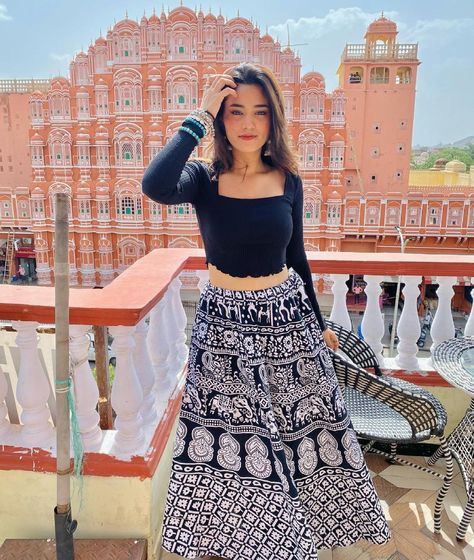 Mysore Outfit Ideas, Long Skirt Outfits Traditional, Jaipur Dressing Style, Udaipur Outfit Ideas For Women, Indo Western Skirt Outfits, Jaipur Clothes, Indo Western Casual Outfits, Jaipur Outfits Ideas Women, Udaipur Aesthetic Outfits