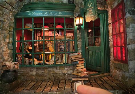 Artist Makes Incredible Doll Houses of Miniature Film Sets From Harry Potter, Friends, and Jurassic Park Harry Potter Dollhouse, Harry Potter And Friends, Harry Potter Dolls, Harry Potter Miniatures, Harry Potter Friends, Haunted Dollhouse, Harry Potter Houses, Hidden Rooms, Miniature Rooms