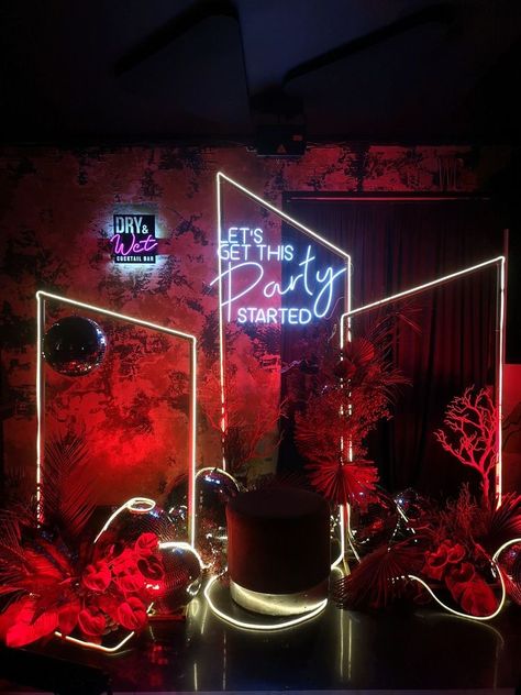 Tema Vegas, Wedding Decorations Stage, Images Victoriennes, Selfie Wall, Wedding Backdrop Design, Event Design Inspiration, Neon Party, Neon Wedding, Decoration Originale