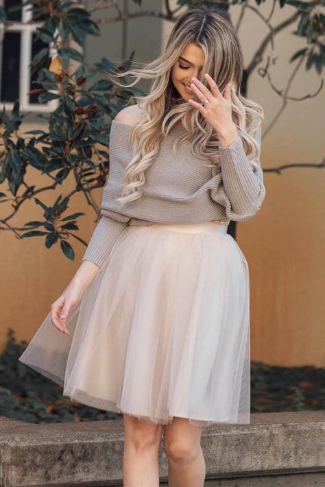 Casual and street style tulle skirt outfit ideas for all tastes and occasions. It does not matter which one is your favorite: pink,black, or with a pattern – we have it all! #tulle #tulleskirt #tutu #skirt #outfit #style #fashion #shoulderoffsweater #sweater Tulle Skirt Outfit Ideas, Skirt With Sweater Outfit, Style Tulle Skirt, Skirt With Sweater, Gold Tulle Skirt, Tulle Skirt Outfit, Outfit Cowboy Boots, Plaid Jacket Outfit, Outfit Cowboy