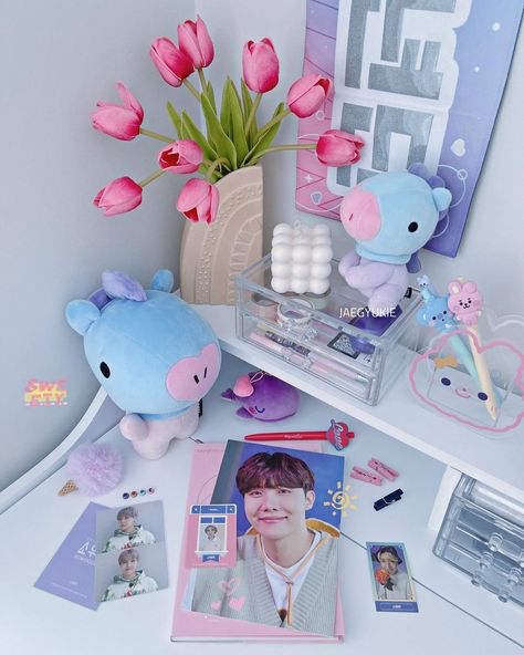 Bt21 Room, Kpop Shelf, Bt21 Merch, Bts Room, Army Room Decor, Small Room Design Bedroom, Army Room, Aesthetic Room Ideas, Poster Aesthetic