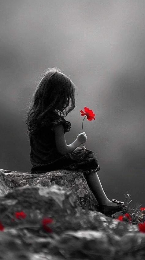 Flower Black And White, Fb Profile Photo, Holding A Flower, Dark Beauty Photography, Color Splash Photography, Jesus Christ Painting, Splash Photography, Draw Together, Black And White Girl