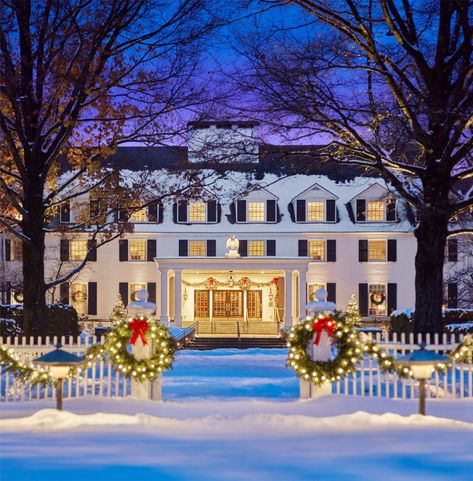 These Four U.S. Hotels Are Known for Their Amazing Holiday Displays New England Christmas, England Christmas, Best Christmas Quotes, Breakers Palm Beach, Christmas Town, Old Fashioned Christmas, Natural Scenery, Christmas Movies, Christmas Cheer