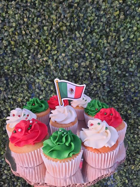 Cupcakes Mexicanos, Cupcakes Business, Muffins Decorados, Mexican Cupcakes, Mexican Independence Day, Mexican Independence, Mexican Fiesta Party, Cupcake Wars, 15 September