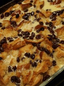 Bread Pudding With Raisins Recipe, Blueberry Bread Pudding Recipe, Irish Bread Pudding, Blueberry Bread Pudding, Raisin Bread Pudding, Irish Cream Recipe, Old Fashioned Bread Pudding, Chocolate Blueberry, Raisin Recipes