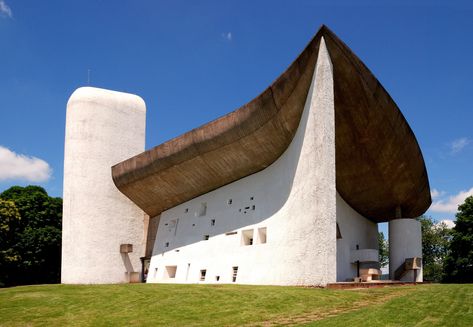 France. Chapel of Notre Dame du Haut, Ronchamp, Haute-Saône, 1955 // Le Corbusier Ronchamp Le Corbusier, Joseph Eichler, Walter Gropius, Religious Architecture, Famous Buildings, Church Architecture, Organic Architecture, Place Of Worship, Brutalism