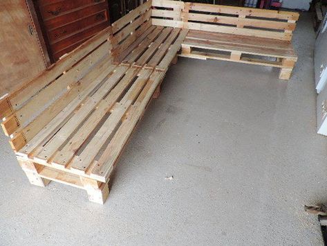 Canapé de jardin en palettes : Voici mon canapé d'angle d'extérieur. Matériel : - Des palettes - Un mètre - Une Garden Sofa Pallets, Light Window Treatments, Pallet Garden, Living Room Bar, Diy Sofa, Garden Living, Garden Sofa, Back Garden, Diy Outdoor Furniture