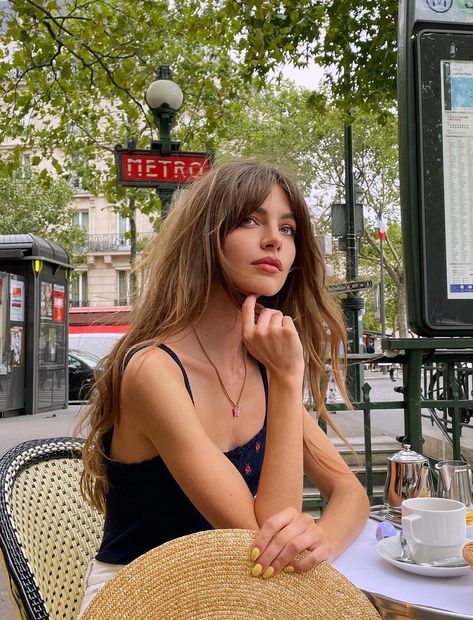 Long Hair With Bangs French, French Girl Bangs Long Hair, Italian Hairstyles Woman, French Girl Hair, Stile Kylie Jenner, Sean Anderson, Italian Hair, Top Pictures, Short Bangs