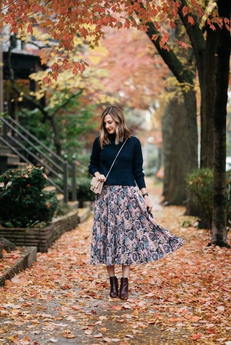 fall midi skirt outfit Fall Midi Skirt Outfit, Skirt And Sweater, Maxi Skirt Fall, Midi Skirts Style, Fall Maxi, Midi Skirt Outfit, Mode Casual, Thanksgiving Outfit, 가을 패션