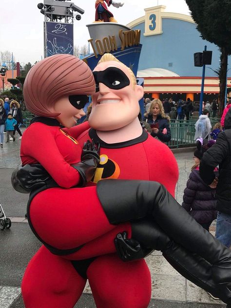 https://flic.kr/p/2hiadSy | elastigirl / mrs incredible lift Mr And Mrs Incredible, Incredibles Wallpaper, Disney Mascots, Disney Girl Characters, The Incredibles 1, Mrs Incredible, Disney Characters Costumes, Power Rangers Cosplay, Jennifer Aniston Hot