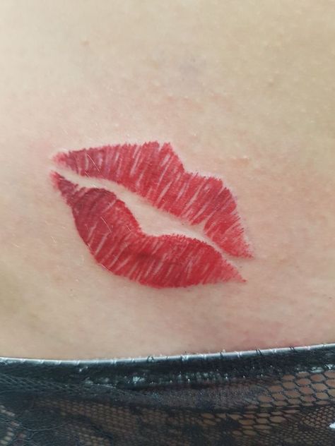 Kissy Lips Tattoo, Red Lips Tattoo Kiss, Lip Kiss Tattoo, Red Kiss Tattoo, Lip Tattoo Ideas Kisses, Kiss Tattoo Ideas, Kiss Tattoo Design, Kiss Me Tattoo, Kiss Tattoo On Neck