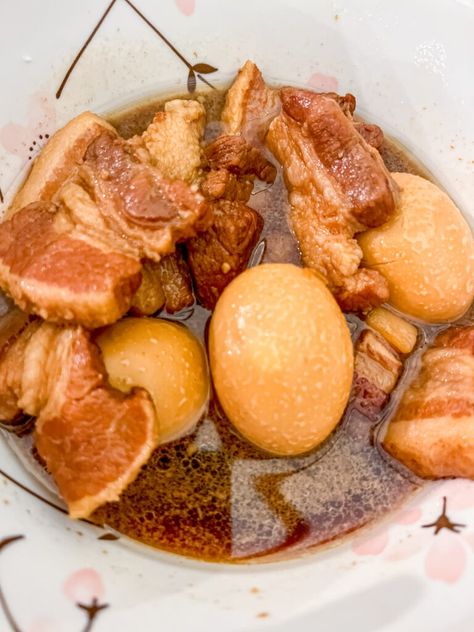 How to Make Authentic Vietnamese Braised Pork Belly and Eggs (Thit Kho) - Refined Livin' Pork Belly And Eggs, Thit Kho Recipe, Thit Kho, Pork Jerky, Compote Recipe, Banana French Toast, Braised Pork Belly, Beef Meat, Fountain Design