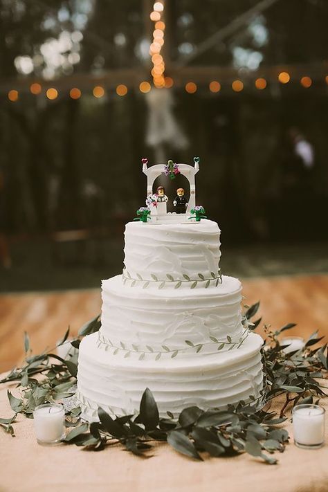 a white textural wedding cake with greenery and a creative wedding Lego cake toppers Suspended Wedding Cake, Lego Wedding Cake, Lego Wedding Cakes, Lego Cake Topper, Bridal Cake Topper, Lego Wedding, Sentimental Wedding, Country Barn Weddings, Sedona Wedding