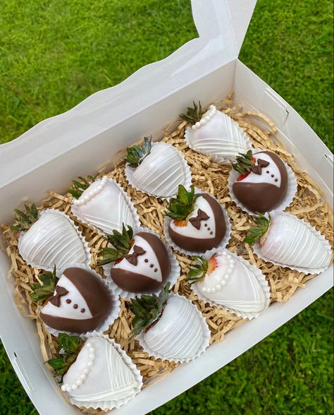 Chocolate Themed Wedding, Engagement Chocolate Strawberries, Bride And Groom Chocolate Strawberries, Wedding Dipped Strawberries, Wedding Strawberries Chocolate, Bridal Strawberries, Chocolate Covered Strawberries For Wedding, Engagement Party Desserts Ideas, Bridal Shower Strawberries