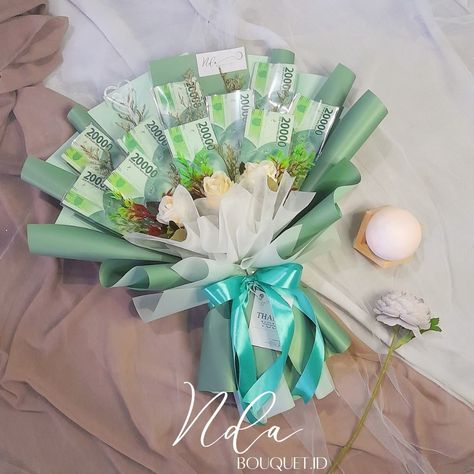 Money Bouquet Bouquet Uang, Bucket Uang, Wrapping Bouquets, Buket Snack, Bucket Gifts, Food Bouquet, Bucket Ideas, Money Bouquet, Gift Bouquet