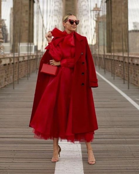 Blair Red Dress, Red Monochromatic Outfit, Red Monochromatic, Dress Paris, Monochromatic Fashion, Christmas Outfits Women, Paris Chic, Fall Styles, Moda Paris