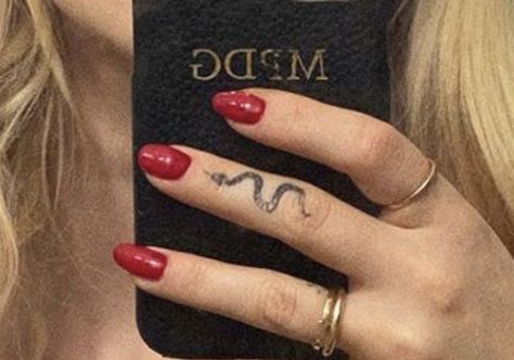 Dove Cameron Tattoo Snake, Dove Cameron Finger Tattoo, Tiny Snake Tattoo Finger, Tattoo Snake Finger, Finger Tattoo Snake, Snake On Finger Tattoo, Finger Snake Tattoo, Snake Finger Tattoo, Shhh Tattoo