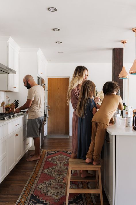 Family In Kitchen Aesthetic, People In Kitchen Photography, Home Lifestyle, Family In Home, Lifestyle Photography Kitchen, Family In The Kitchen, Family In Kitchen, People In Kitchen, Family Morning