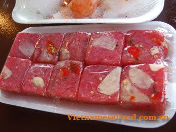 Vietnamese Food: Vietnamese Fermented Pork Roll (Nem Chua) Vietnamese Snacks, Vietnamese Lunar New Year, Vietnamese Recipe, Nem Chua, Meat Roll, Vietnamese Foods, Meat Rolls, Cambodian Food, Pork Roll