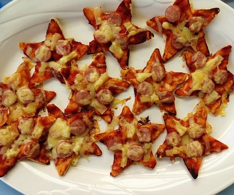 Mermaid party food ideas - Star Pizza from Childhood 101 Mermaid Party Food Ideas, Party Food For Toddlers, Party Food Ideas For Kids, Space Party Food, Childrens Party Food, Mermaid Birthday Party Food, Food Ideas For Kids, Mermaid Party Food, Kid Friendly Party