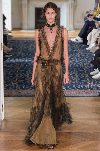 View the complete Valentino Spring 2017 collection from Paris Fashion Week. Valentino 2017, Red Lace Skirt, Valentino Couture, Couture Runway, 여자 패션, Vogue Paris, Kebaya, Spring 2017, Fashion 2017