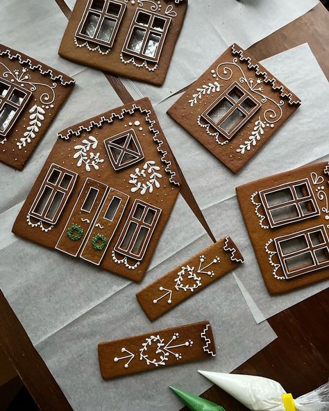 Another gingerbread house in the making! | Instagram Bread Man, Gingerbread Man Cookies, Gingerbread Cake, Christmas Gingerbread, Christmas Baking, Christmas Desserts, House Inspiration, Gingerbread House, Christmas Cookies