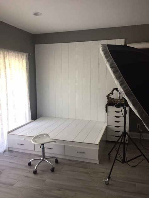 Small Room Photography Studio, In Home Photography Studio Set Up, Basement Photography Studio Diy, Photo Studio Shed, In Home Photo Studio, Small Photo Studio Ideas, Indoor Photography Studio, Photography Studio At Home, Photography Studio Layout