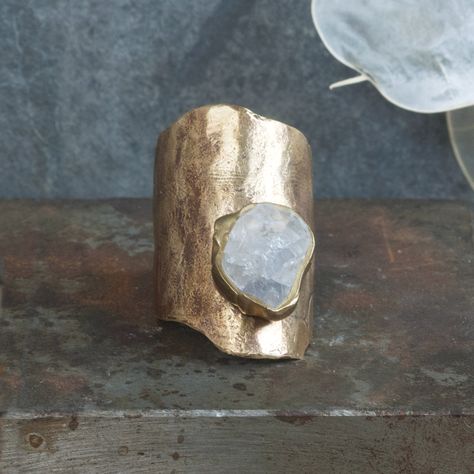 As I gaze up towards the Cosmos at endless possibilities and boundless directions, I am both overwhelmed and overjoyed by the vastness. Where do we go from here? We look up, we look out, we go forward. The Cosmos Collection are inspired by the endless possibilities above us. A raw rose quartz are embedded in brass to create this sculptural ring. This piece is handmade-to-order. Each piece will vary slightly due to the uniqueness of the stones. All metal is nickel free. Material: brass, metal, se Rough Gemstone Ring, Sunburst Ring, Sculptural Ring, Birthstone Charm Necklace, Raw Stone Earring, Raw Stone Jewelry, Rough Diamond Ring, Moon And Star Ring, Stone Jewellery