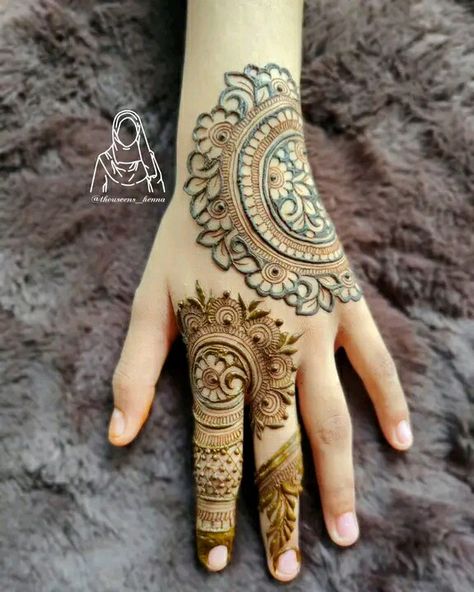 Backhand Mehndi Designs Simple, Mehndi Design Back Side, Backhand Mehndi Designs, Indian Mehndi Design, Back Side Mehndi Design, Side Mehndi Design, Back Side Mehndi, Bridal Henna Design, Indian Mehndi