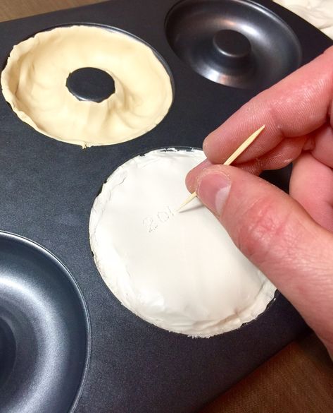 365 Designs: DIY donut ornaments - A fun craft for the whole family this holiday season. Faux Donuts Diy, Donut Icing, Types Of Donuts, Palmer Clay, Donut Baking Pan, Donut Ornament, Diy Donut, Faux Cake, Fake Sweets