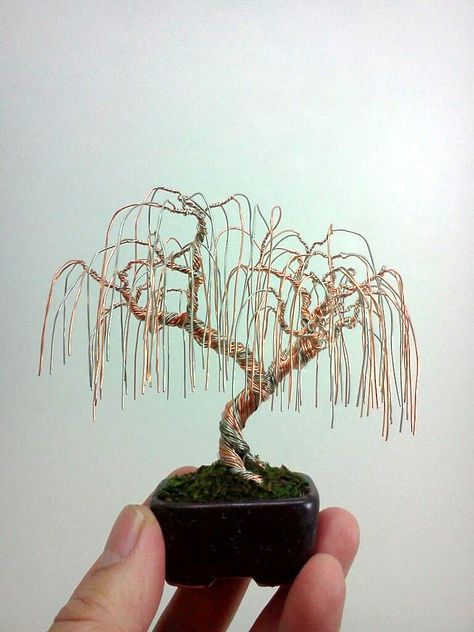 and this! :D a minni willow tree, how cute! :D how to make a wire jewelry tree | Miniature Wire Bonsai Trees by Ken To - The Beading Gem's Journal Bead Trees, Sculptures Sur Fil, Bonsai Wire, Wire Bonsai, Jewelry Repurposed, Wire Sculptures, Mini Bonsai, Fleurs Diy, Wire Tree Sculpture