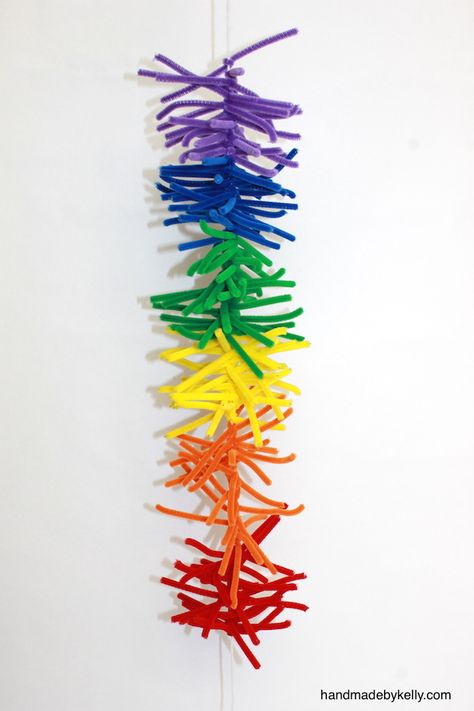 Pipe Cleaner Garland, Pipe Cleaner Projects, Garland Craft, Xmas 2024, Diy Rainbow, Party Projects, Rainbow Friends, Friends Diy, Pipe Cleaners