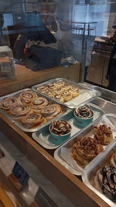 Cinnabon Cinnamon Rolls Aesthetic, Cinnamonrolls Aesthetic, Aesthetic Bakery, Bakery Aesthetic, Cinnabon Cinnamon Rolls, Fruit Chip, Junk Food Snacks, Food Babe, Yummy Comfort Food