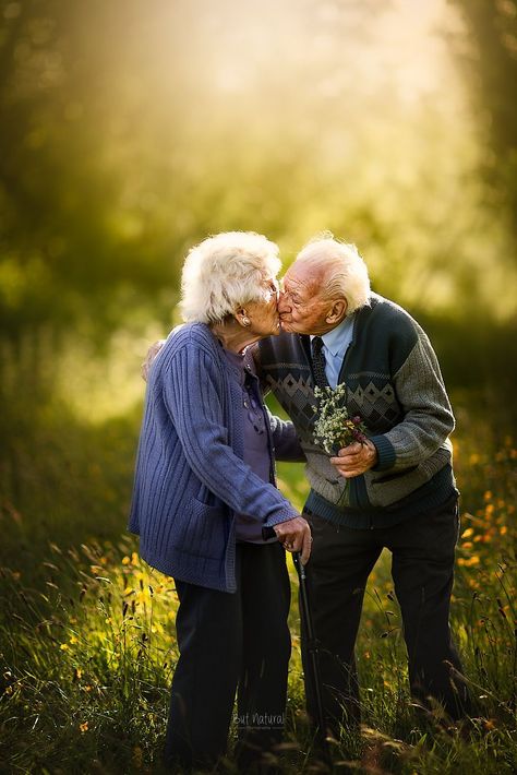 My Sentimental Photos Show The Undying Love Of This Elderly Couple That Has Been Married For 68 Years (16 Pics) | Bored Panda Old Couple In Love, Ty A Ja, Marriage Photoshoot, Vieux Couples, Older Couple, Old Couple, What's True Love, Elderly Couples, Growing Old Together