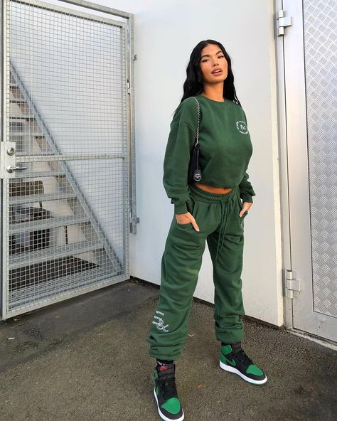 Green Air Jordan 1 Outfit, Interview Attire Women, Green Outfit Men, Power Dressing Women, Jordan Outfits Womens, Women Streetwear Outfits, Air Jordan 1 Outfit Women, Jordan 1 Outfit Women, Air Jordan 1 Outfit