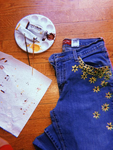 Jeans Drawing, Flower Pants, Diy Tie Dye Shirts, Painted Clothes Diy, Clothes Embroidery Diy, Denim Art, Custom Denim, Painted Jeans, Tie Dye Diy