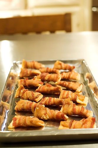 I hear these are awesome...so I think I'm going to try them.  3 ingredients! Bacon Cracker, Crackers Appetizers, Club Crackers, Bacon Appetizers, Party Appetizers, Finger Food Appetizers, Snacks Für Party, Food Blogs, Bacon Recipes