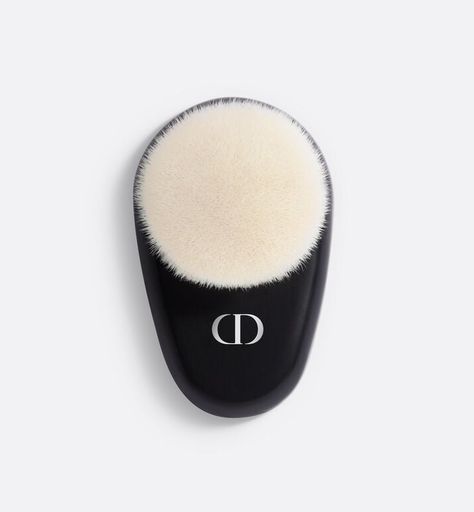 Backstage Face N°18 buildable coverage makeup brush | DIOR Dior Foundation, Christian Dior Makeup, Christian Dior Perfume, Spray Foundation, Dior Backstage, Compact Foundation, Dior Perfume, Dior Makeup, Dior Beauty