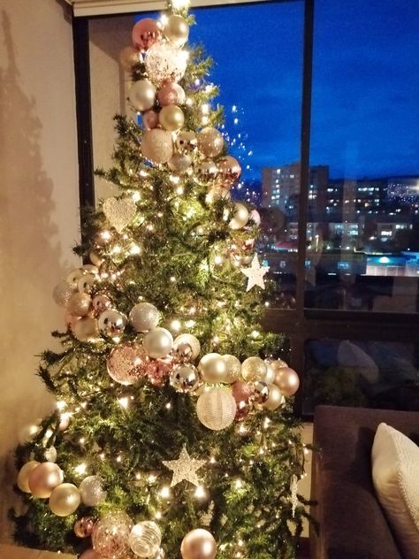 Christmas Tree Decorating Themes, Christmas Garland, Tree Decorations, Christmas Time, Merry Christmas, Christmas Tree, Holiday Decor, Living Room, Christmas