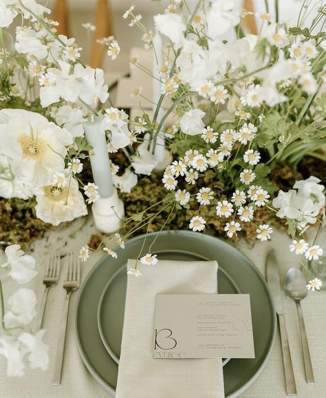 Spring Wedding Table, Green Tablescape, Green Candles, Wyoming Weddings, White Linens, Wedding Table Setting, Green Plates, Theme Nature, Organic Wedding