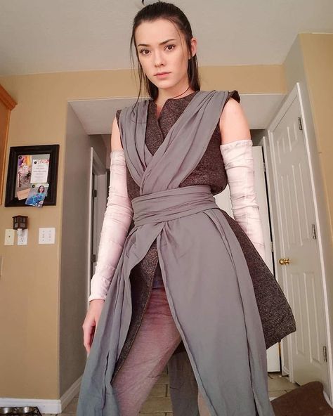 Rey, Star Wars: The Last Jedi #cosplay by Joanie Brosas Joanie Brosas, Star Wars Girl, Star Wars Outfit, Disfraz Star Wars, Star Wars Halloween Costumes, Rey Cosplay, Jedi Cosplay, John Bennett, Lady Deadpool