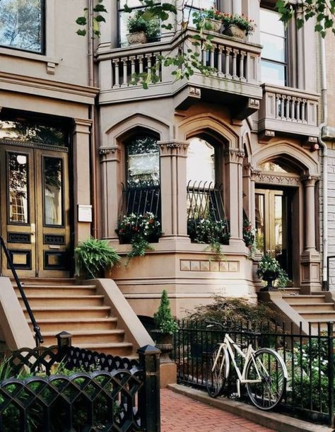 Boston Brownstone Exterior, Boston Townhouse Interior, Fancy Apartment Building Exterior, English Townhouse Exterior, City Home Exterior, Ny Brownstones, Ny Apartment Decor, Dark Academia House Exterior, Sims University