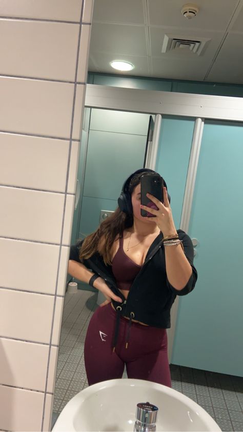 Maroon gym fit. Gymshark Burgundy Outfit, Cute Gym Outfits, Gym Fit, Gym Outfit, Athleisure, Workout Clothes, Gym, Pins, Quick Saves