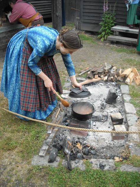 Dutch Oven Cooking Hearth Cooking, Cooking Outside, Colonial Life, Plain People, Victorian Fashion Dresses, Cooking Contest, Outdoor Stove, Dutch Oven Cooking, Medieval Life