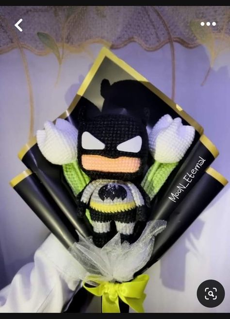 Batman Crochet Bouquet, Batman Bouquet, Batman Crafts, Batman Amigurumi, Crochet Batman, Batman Diy, Small Crochet Gifts, Batman Gifts, Boyfriend Gift Basket