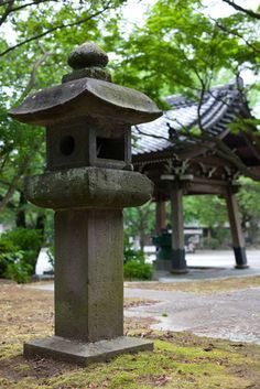 How to Make an Asian Pagoda Lantern Out of Concrete Japanese Garden Lanterns, Japanese Stone Lanterns, Beautiful Japanese Gardens, Solar Powered Garden Lights, Garden Art Diy Easy, Pagoda Lanterns, Japanese Pagoda, Stone Lantern, Japan Garden