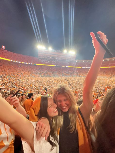 Best Friend College Aesthetic, College Gameday Aesthetic, Tennessee University Aesthetic, Vols Aesthetic, Tennessee Vols Aesthetic, College Asthetic Picture, Tennessee Football Outfits, Gameday Photoshoot, Ut Aesthetic