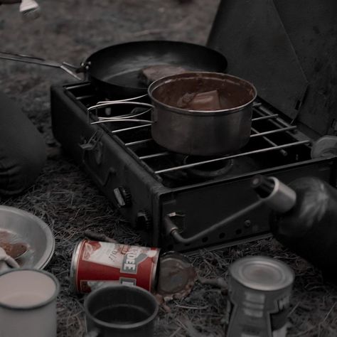 The Last Of Us Astetic, Canned Food Apocalypse Aesthetic, Apolocypse Aesthetic, Zombie Core Aesthetic Outfits, Western Apocalypse Aesthetic, Survival Game Aesthetic, Acopalypse Aesthetic, Zombie Survival Aesthetic, Zombie Apocalypse Aesthetic Girl